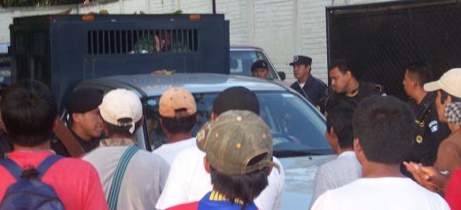 Ramiro Choc es recibido por campesinos q'eqchi's, Puerto Barrios, 26 de marzo 2009