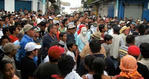 Comerciantes de los mercados locales y vendedores de la calle protestan ante la amenaza de desalojo. Coatepeque, 5 de agosto 2008.