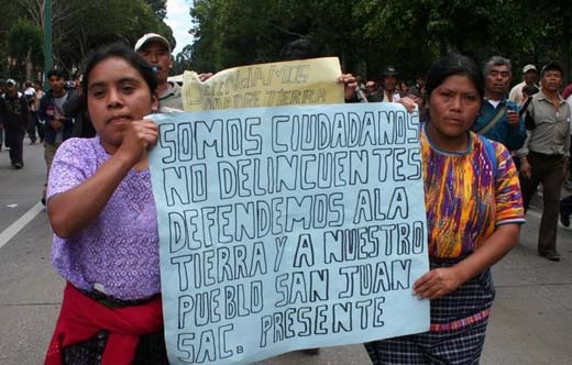  Campesinas de San Juan Sacatepéquez, Guatemala, protestan los abusos de las autoridades y la empresa Cementos Progreso, en la marcha del aniversario del CUC, 15 de abril 2008. 